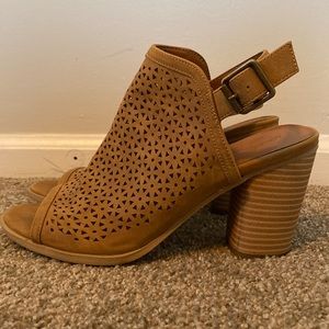 Universal Thread Cut-Out Sandals